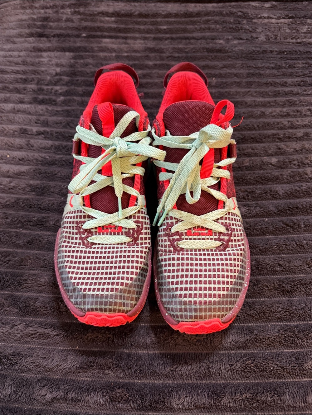 Nike LeBron witness 7, team red jade
